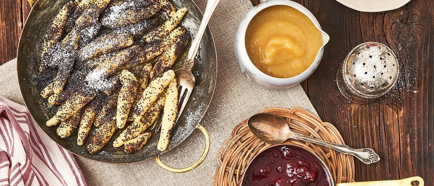 Mohnnudeln aus Kartoffelteig mit zerlassener Butter, Zucker und STROH Rum